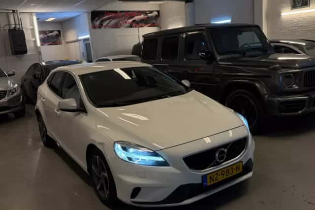 Volvo V40 (2017) thumbnail 1