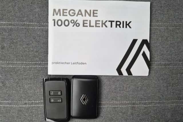 Renault Mégane E-Tech (2022) thumbnail 4