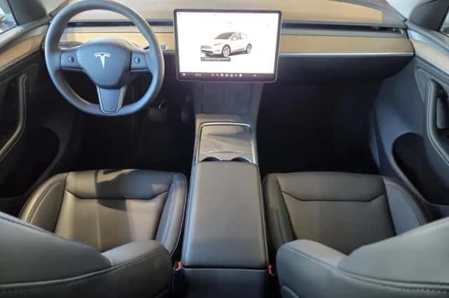 Tesla Model Y (2024) thumbnail 2