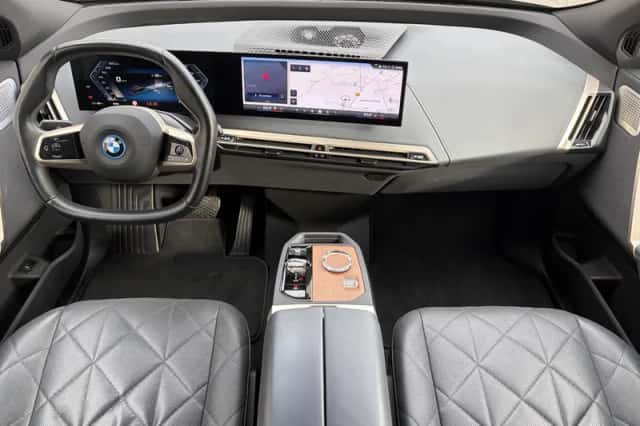 BMW iX (2023) thumbnail 2