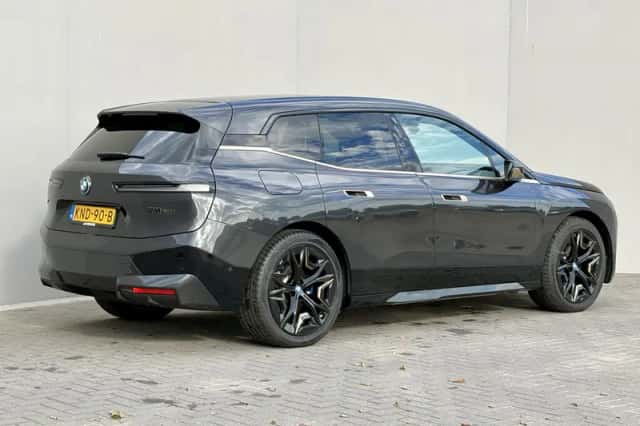 BMW iX (2023) thumbnail 3