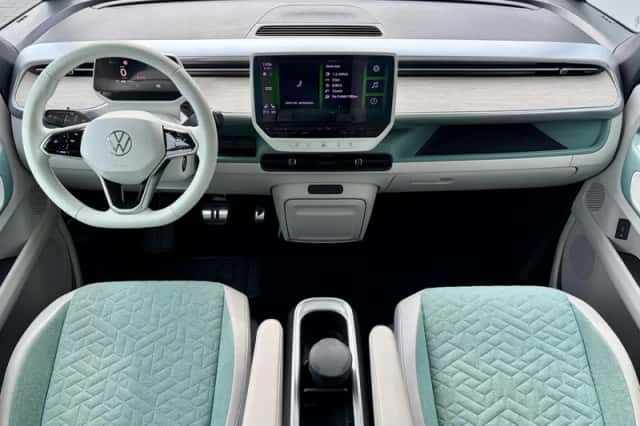 Volkswagen ID. Buzz (2024) thumbnail 2