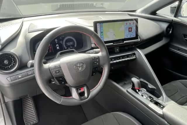 Toyota C-HR (2024) thumbnail 2