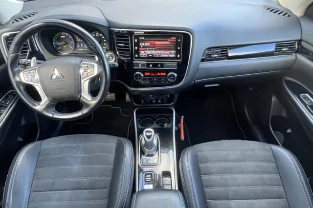 Mitsubishi Outlander (2019) thumbnail 2