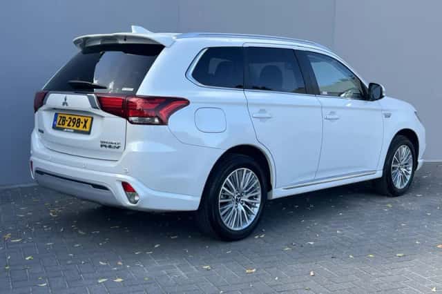 Mitsubishi Outlander (2019) thumbnail 3