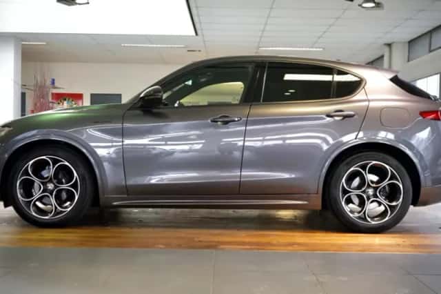 Alfa Romeo Stelvio (2021) thumbnail 4