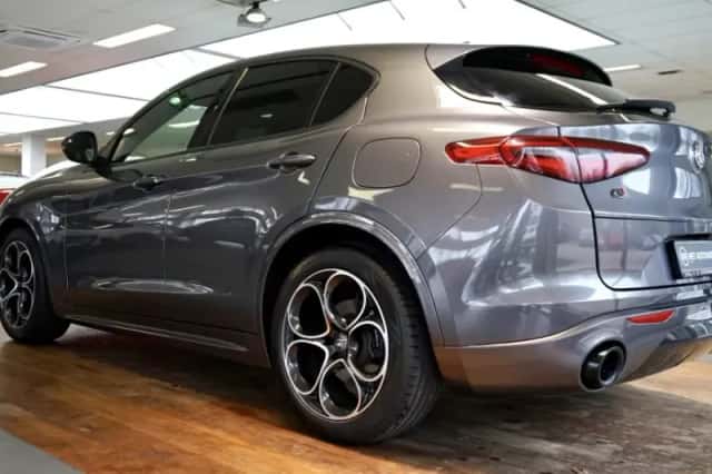 Alfa Romeo Stelvio (2021) thumbnail 5