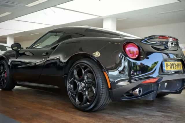 Alfa Romeo 4C (2017) thumbnail 5