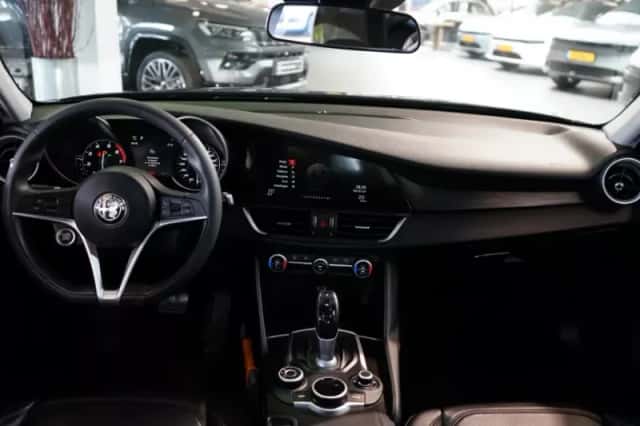 Alfa Romeo Giulia (2017) thumbnail 2