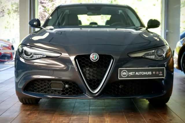 Alfa Romeo Giulia (2017) thumbnail 3