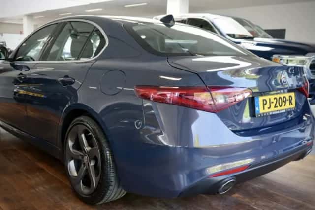 Alfa Romeo Giulia (2017) thumbnail 5