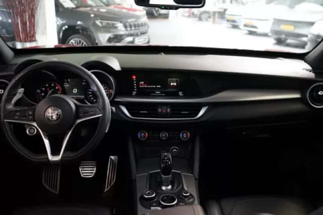 Alfa Romeo Stelvio (2019) thumbnail 4