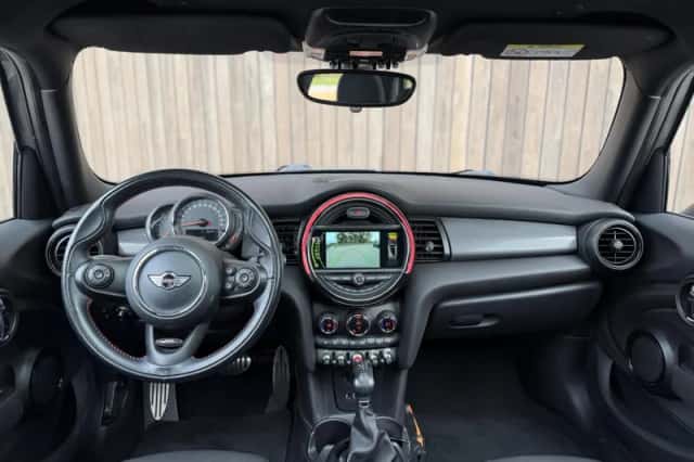 MINI Cooper (2018) thumbnail 3