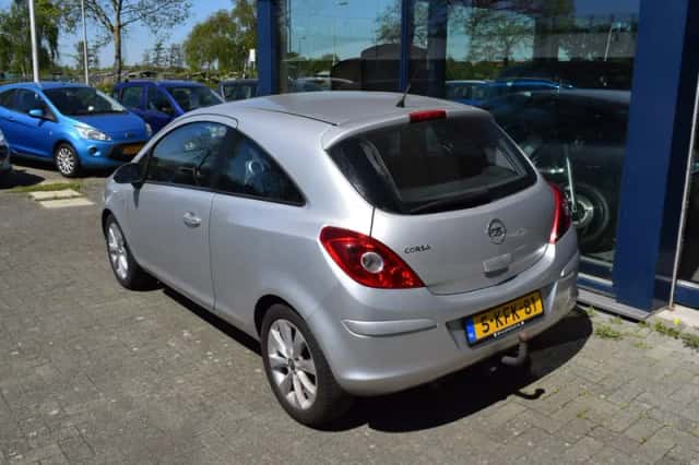 Opel Corsa (2013) thumbnail 3