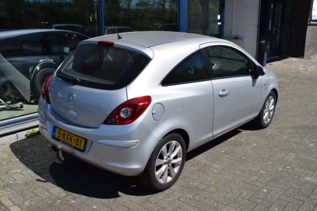 Opel Corsa (2013) thumbnail 5