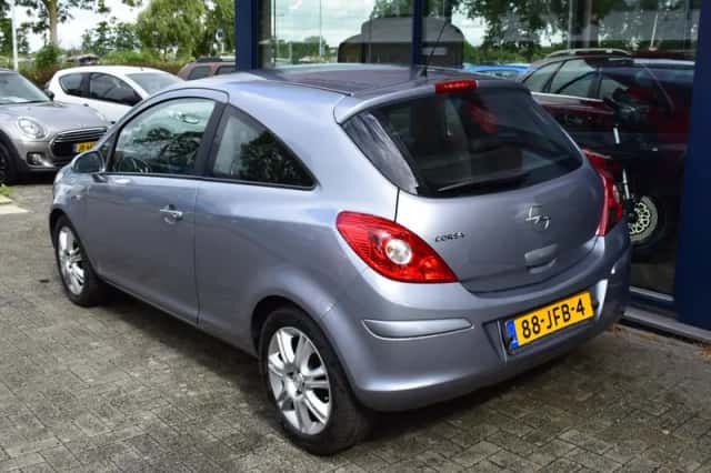 Opel Corsa (2009) thumbnail 3