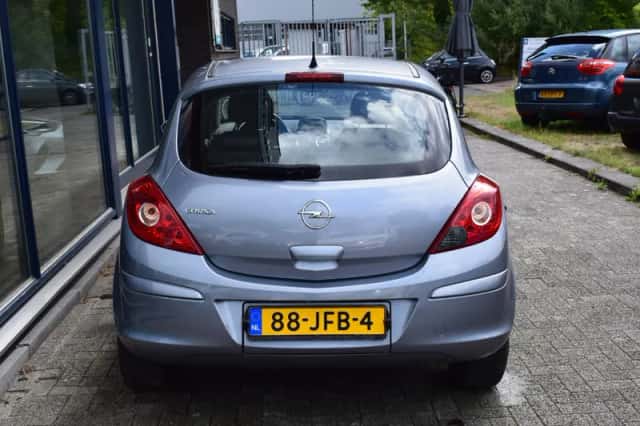 Opel Corsa (2009) thumbnail 4