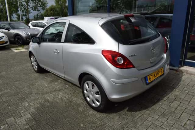 Opel Corsa (2008) thumbnail 3