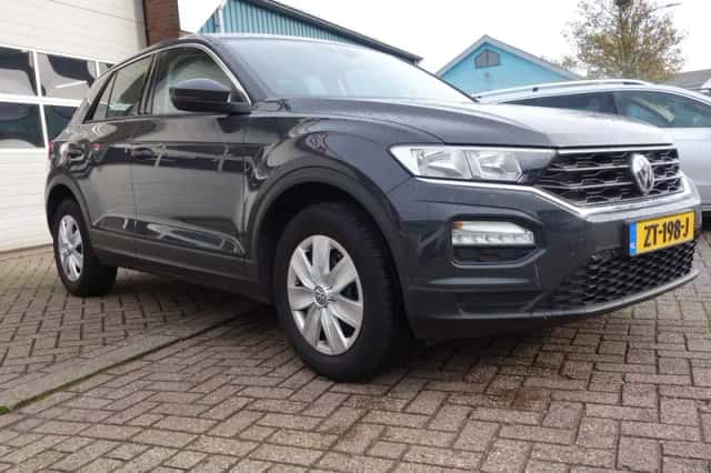 Volkswagen T-Roc (2019) thumbnail 2