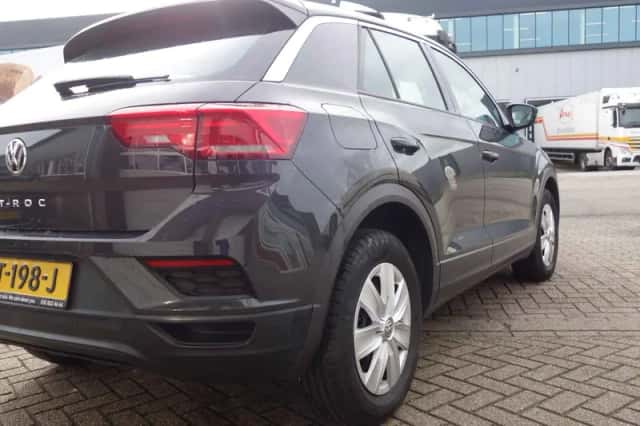 Volkswagen T-Roc (2019) thumbnail 3