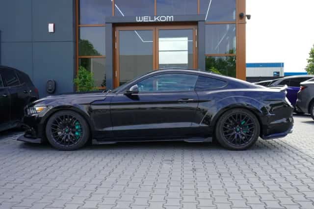 Ford Mustang (2017) thumbnail 2
