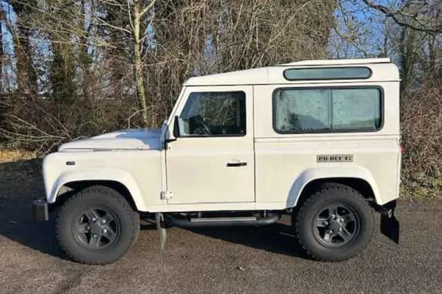 Land Rover Defender (2008) thumbnail 2