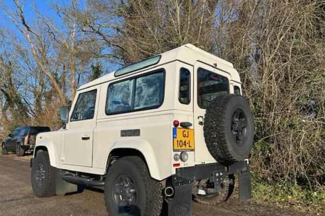 Land Rover Defender (2008) thumbnail 3