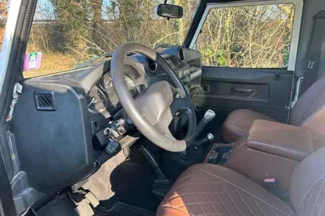Land Rover Defender (2008) thumbnail 5