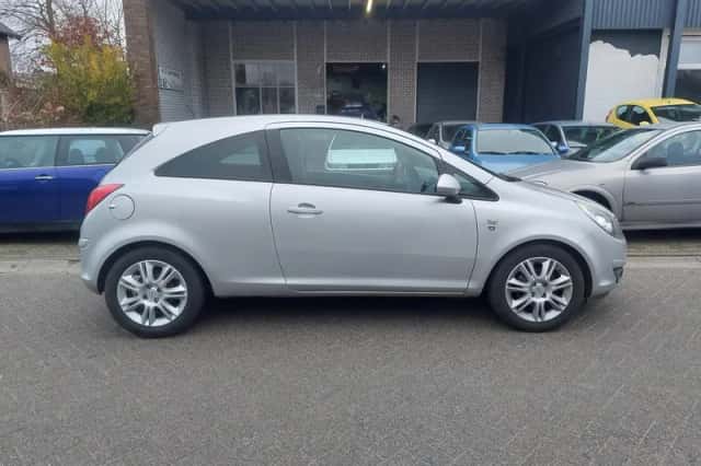 Opel Corsa (2010) thumbnail 5