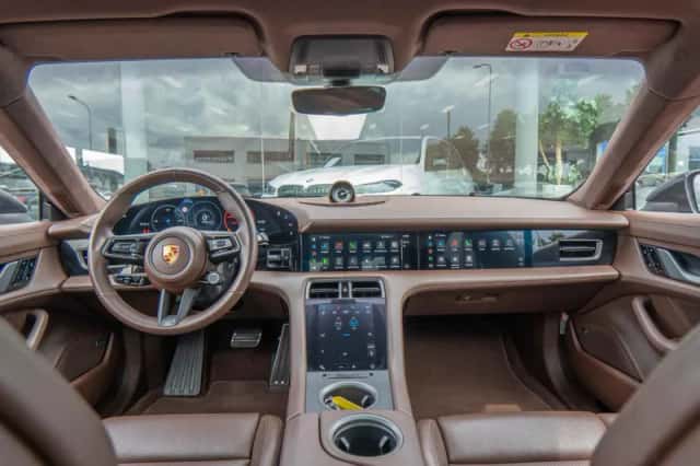 Porsche Taycan (2020) thumbnail 5