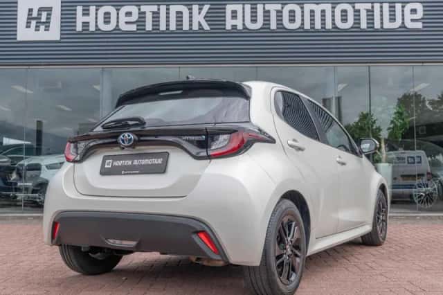 Toyota Yaris (2021) thumbnail 2