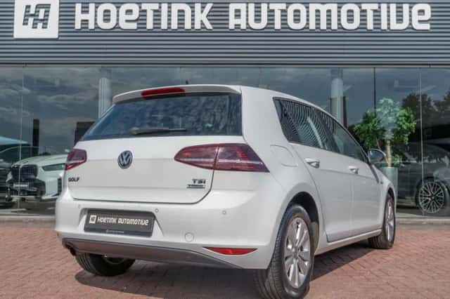 Volkswagen Golf (2016) thumbnail 2