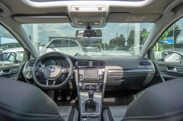 Volkswagen Golf (2016) thumbnail 3