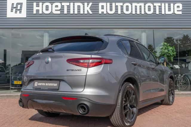 Alfa Romeo Stelvio (2019) thumbnail 2
