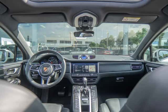 Porsche Macan (2019) thumbnail 3