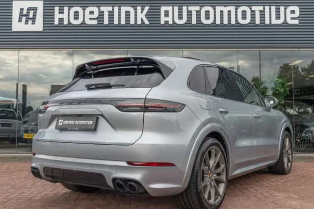 Porsche Cayenne (2023) thumbnail 2