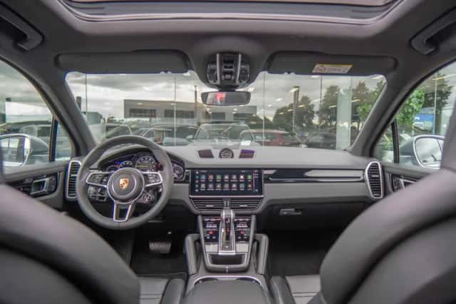 Porsche Cayenne (2023) thumbnail 4