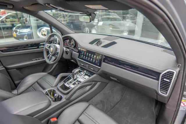 Porsche Cayenne (2023) thumbnail 6