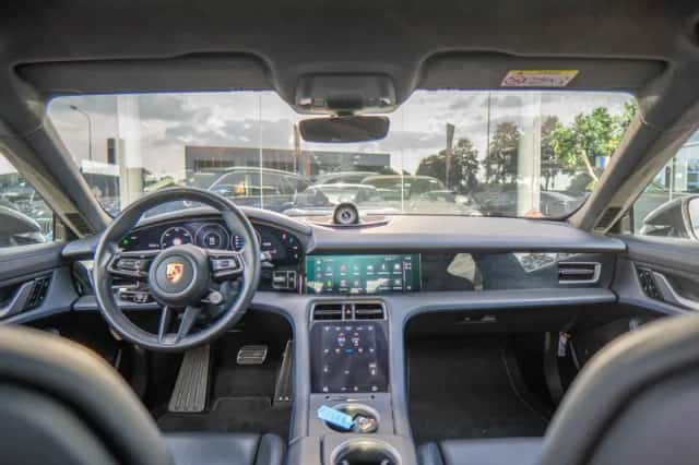 Porsche Taycan (2021) thumbnail 3