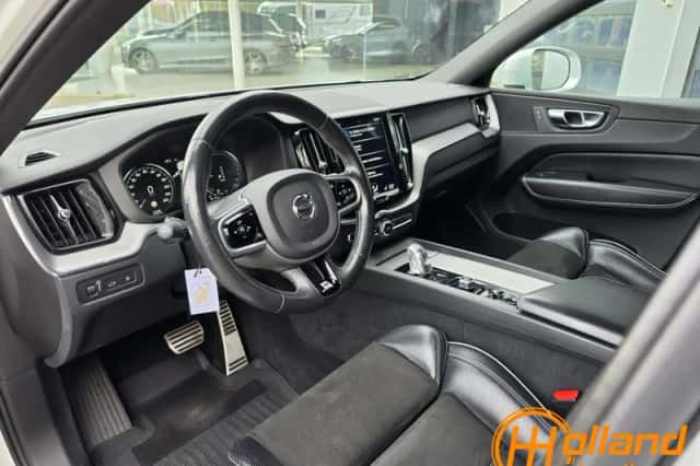 Volvo XC60 (2018) thumbnail 3