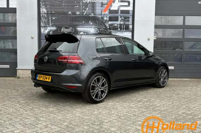 Volkswagen Golf (2016) thumbnail 2