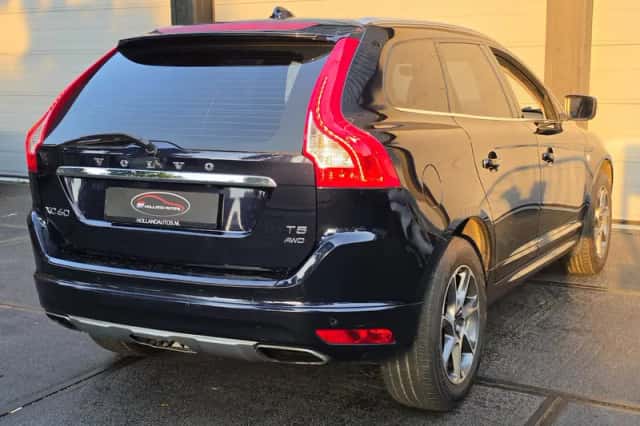 Volvo XC60 (2016) thumbnail 3