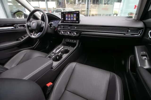 Honda Civic (2023) thumbnail 4