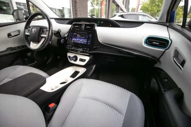 Toyota Prius (2018) thumbnail 3
