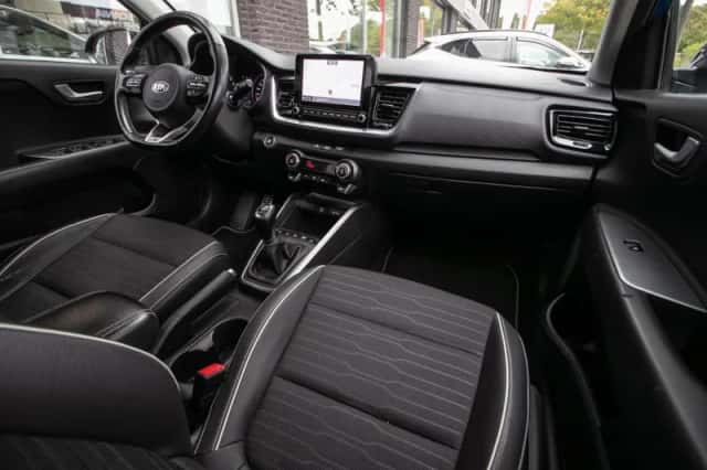 Kia Stonic (2021) thumbnail 3