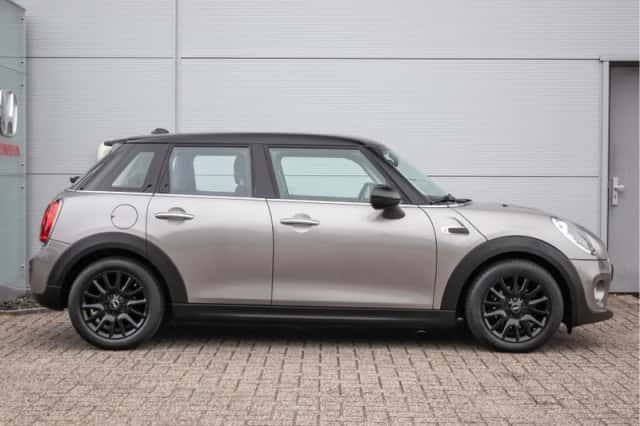 MINI Cooper (2017) thumbnail 2