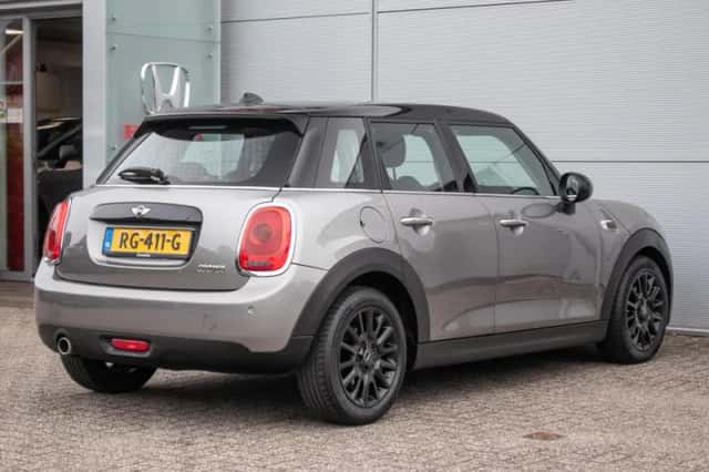 MINI Cooper (2017) thumbnail 3