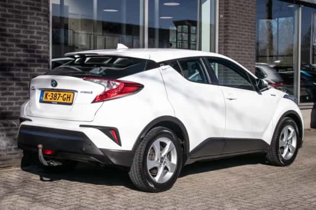 Toyota C-HR (2018) thumbnail 3