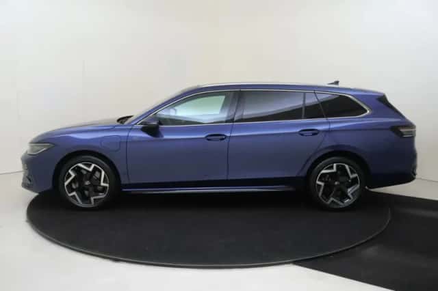 Volkswagen Passat (2024) thumbnail 2