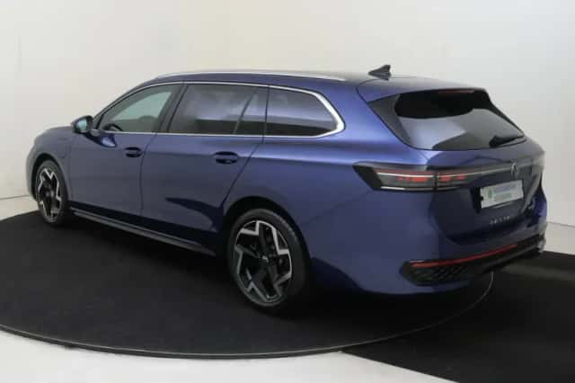Volkswagen Passat (2024) thumbnail 3